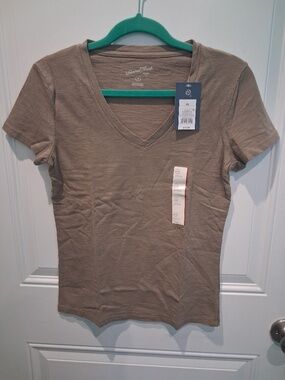 NWT--UNIVERSAL THREAD WOMEN'S COTTON SHORT SLEEVED TOP!